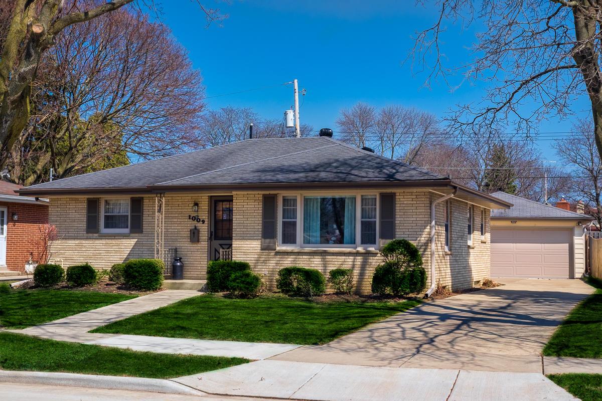1009 Echo Ln, Racine, WI 53406