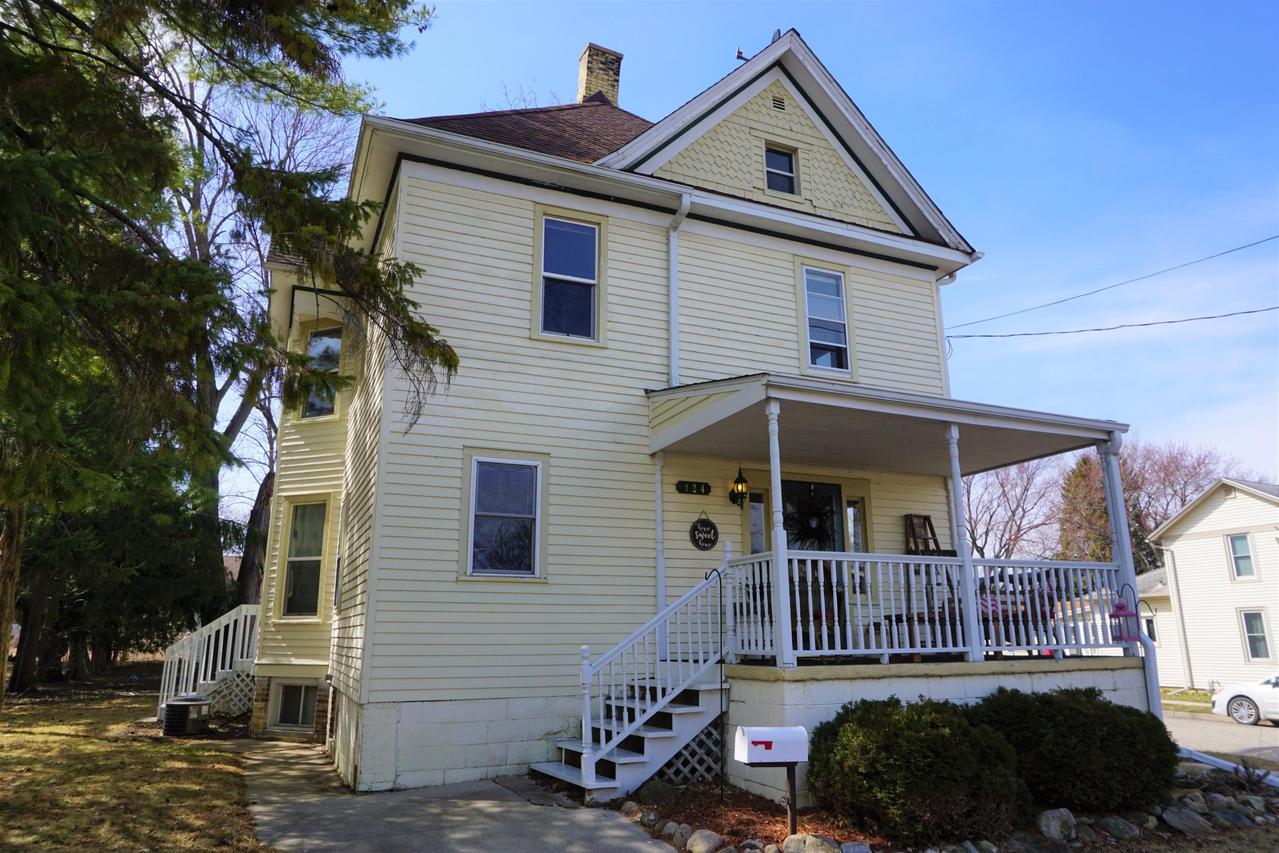 424 N Washington St, Watertown, WI 53098