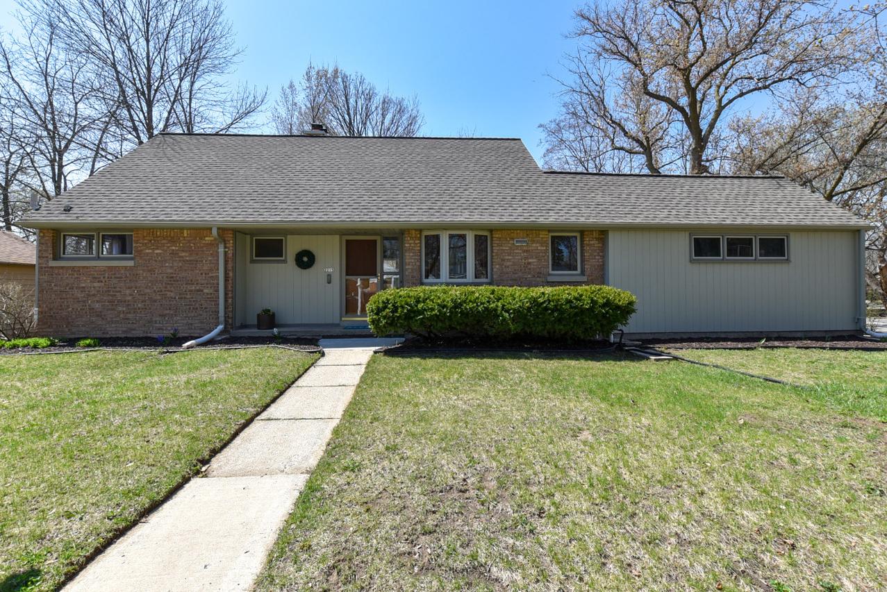2215 W Marne Ave, Glendale, WI 53209