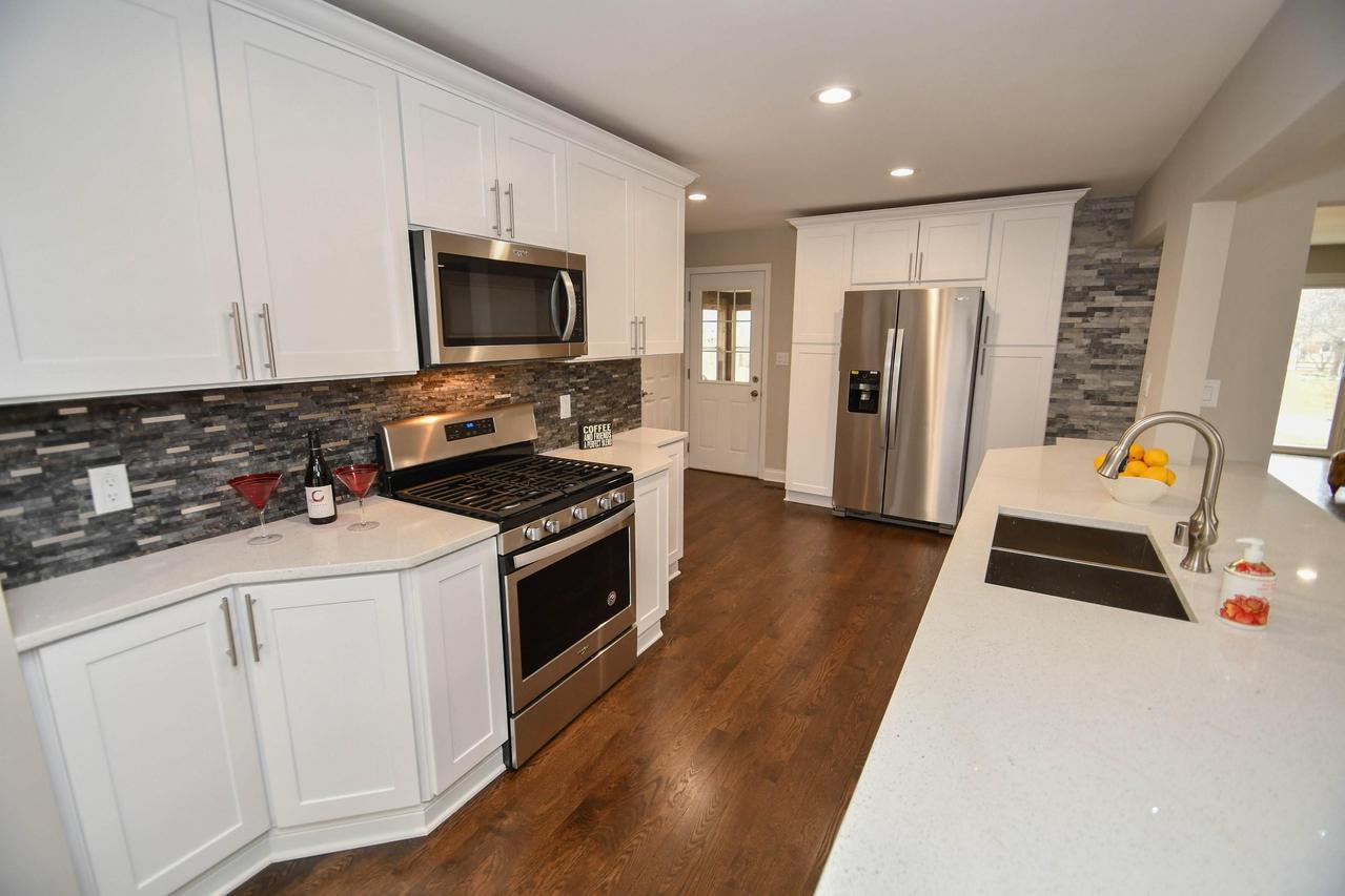 8609 N Manor Ln, Fox Point, WI 53217