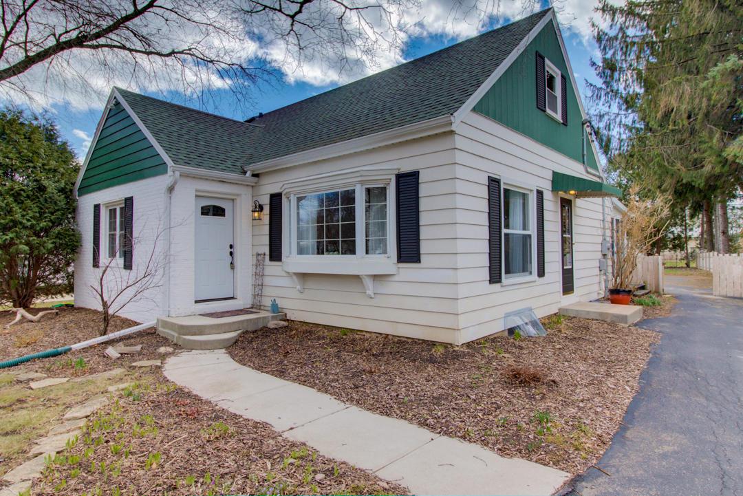 7530 N Crossway Rd, Fox Point, WI 53217