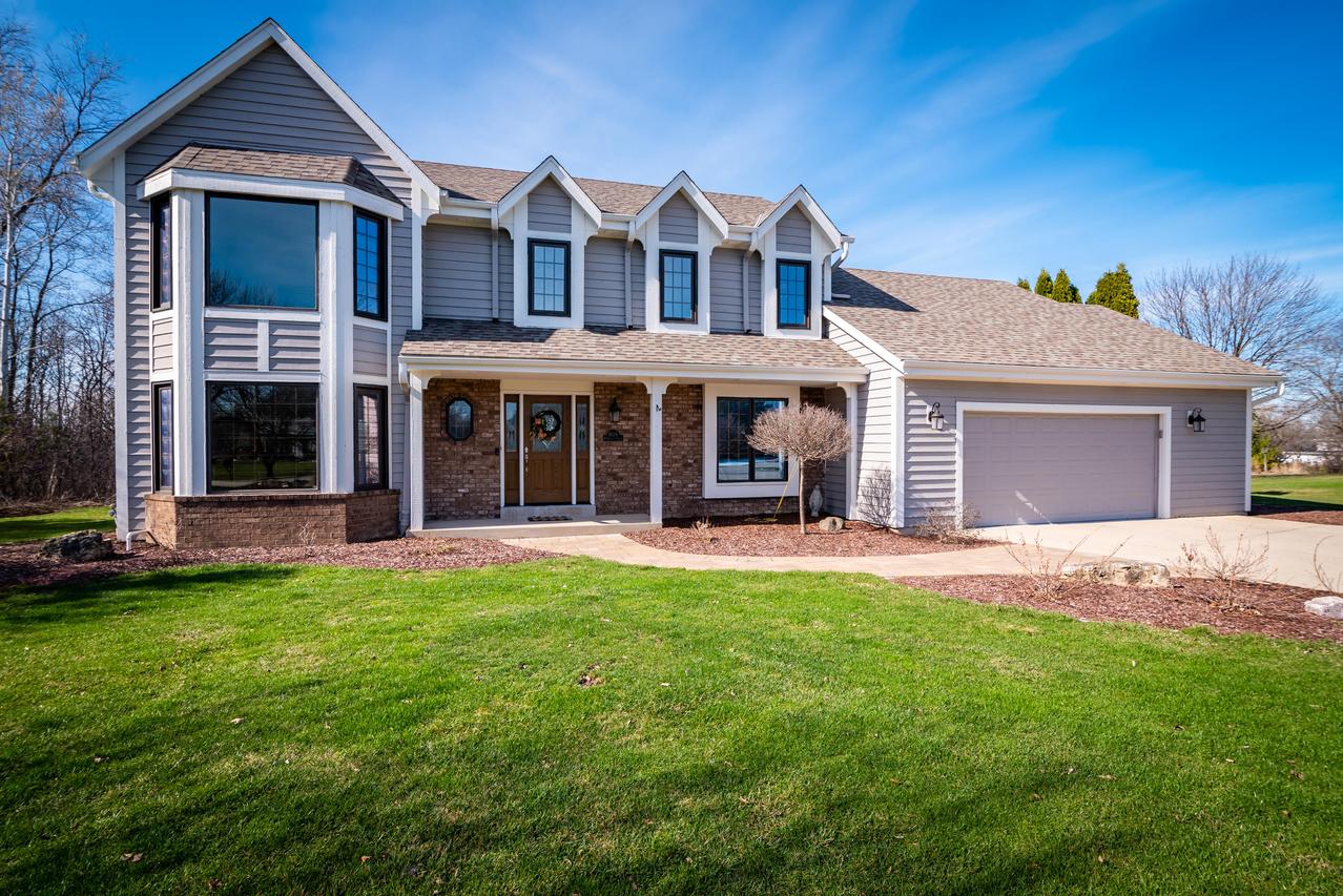 8124 W Ridgeway Ave, Mequon, WI 53097