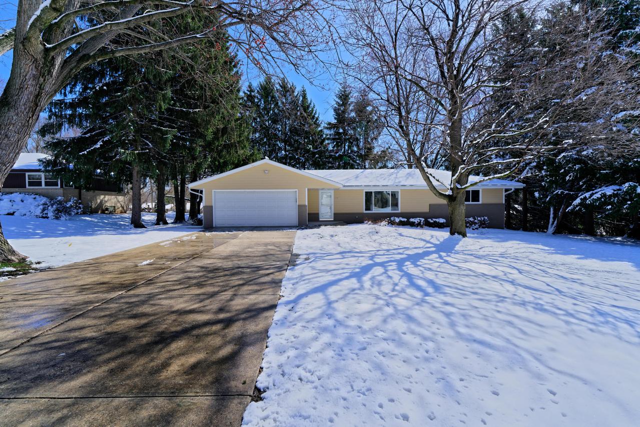 520 Scarlet Dr., Brookfield, WI 53005