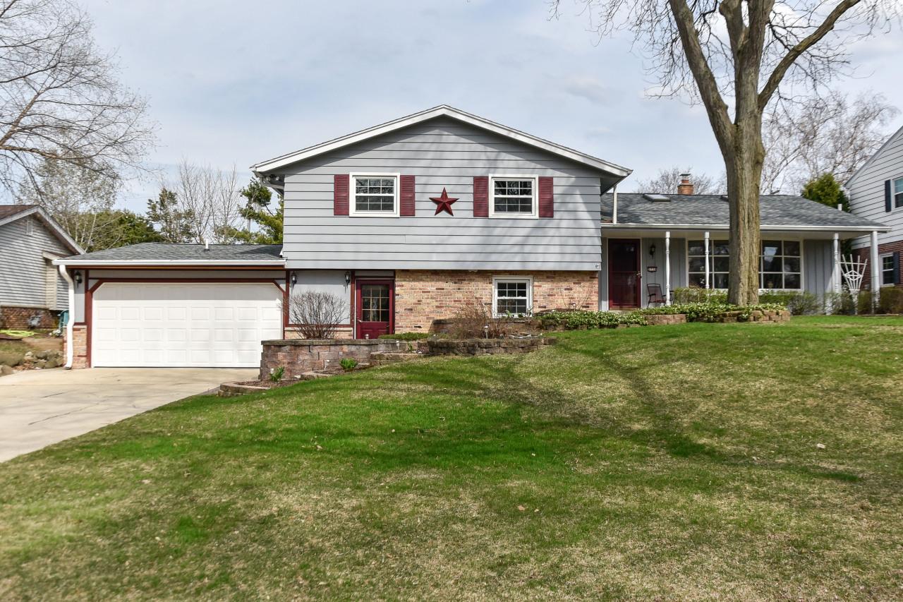2738 N 118th St, Wauwatosa, WI 53222