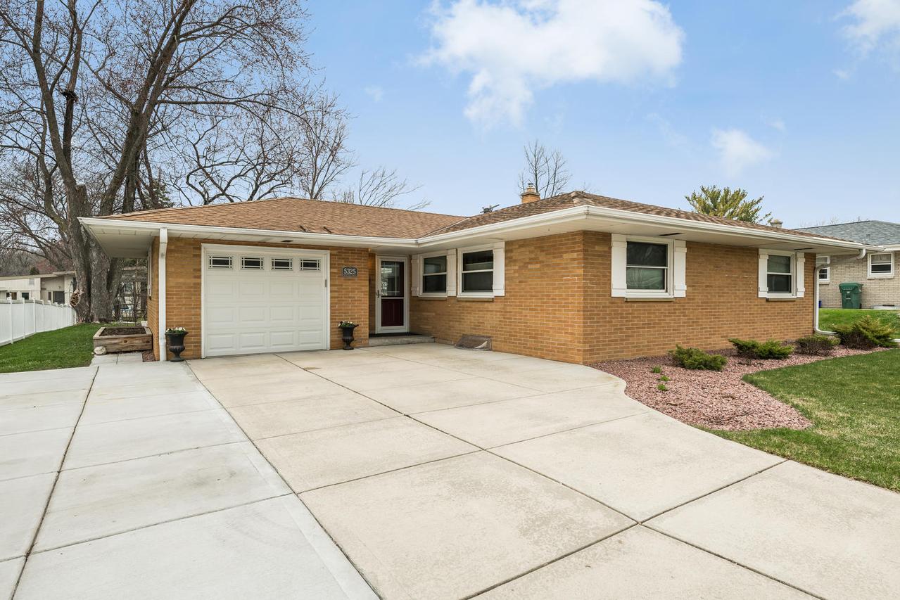 5325 Mansfield Dr, Greendale, WI 53129