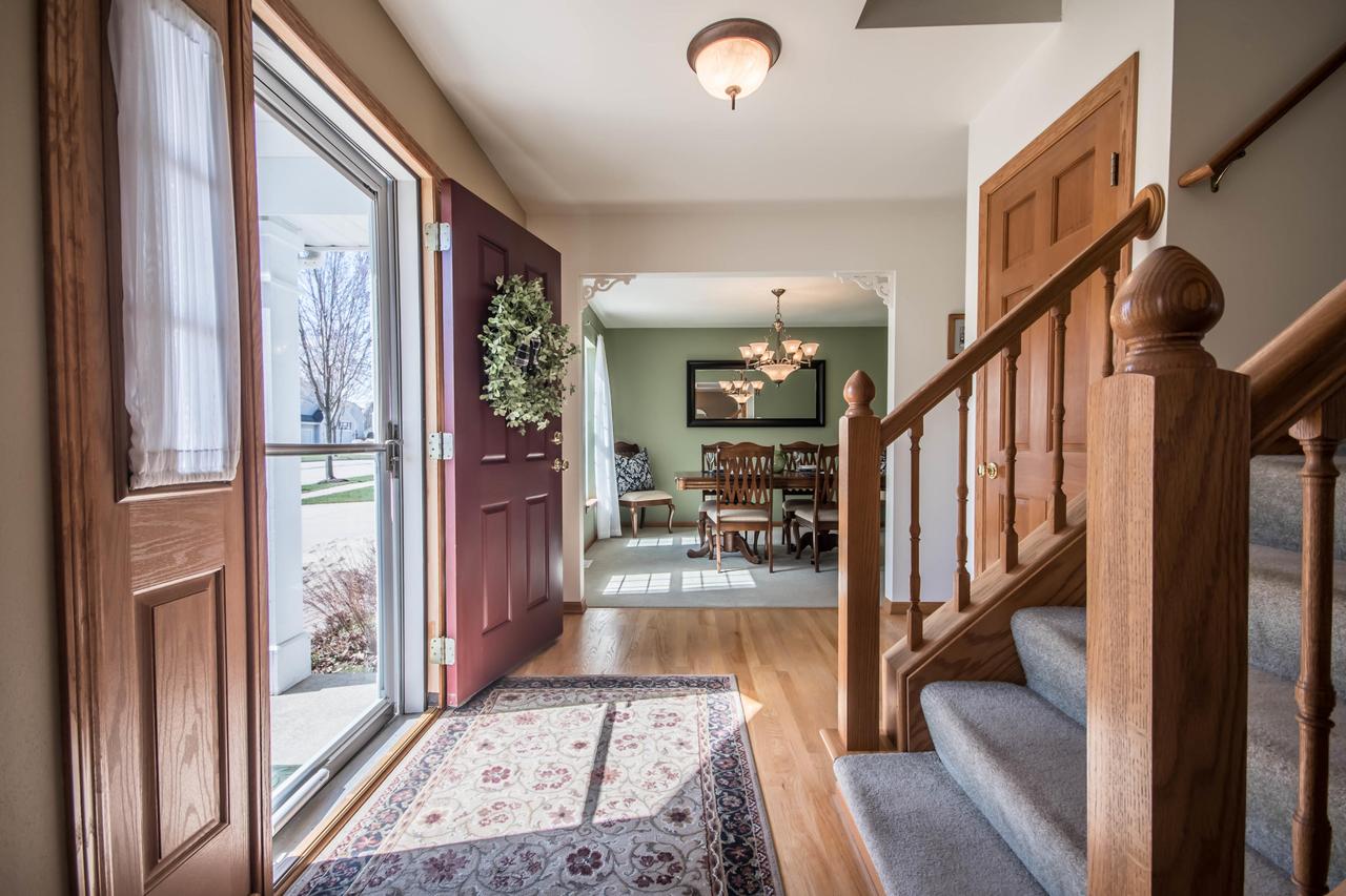 1636 Auburn Ct, Waukesha, WI 53189