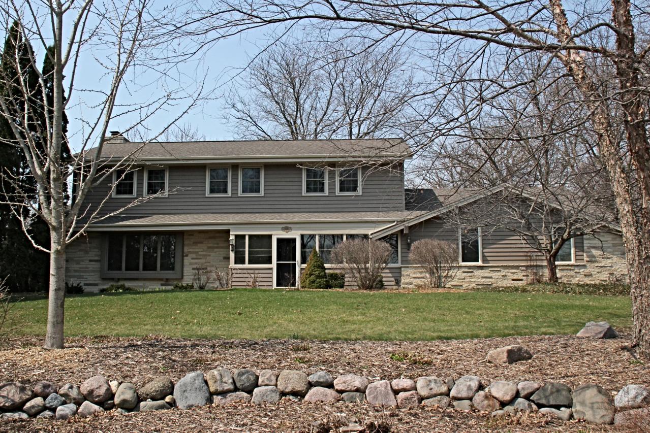 2125 Le Chateau Dr, Brookfield, WI 53045