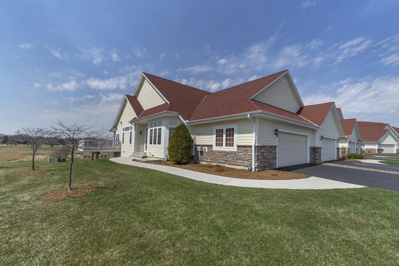 3957 S Fohr Dr, New Berlin, WI 53151