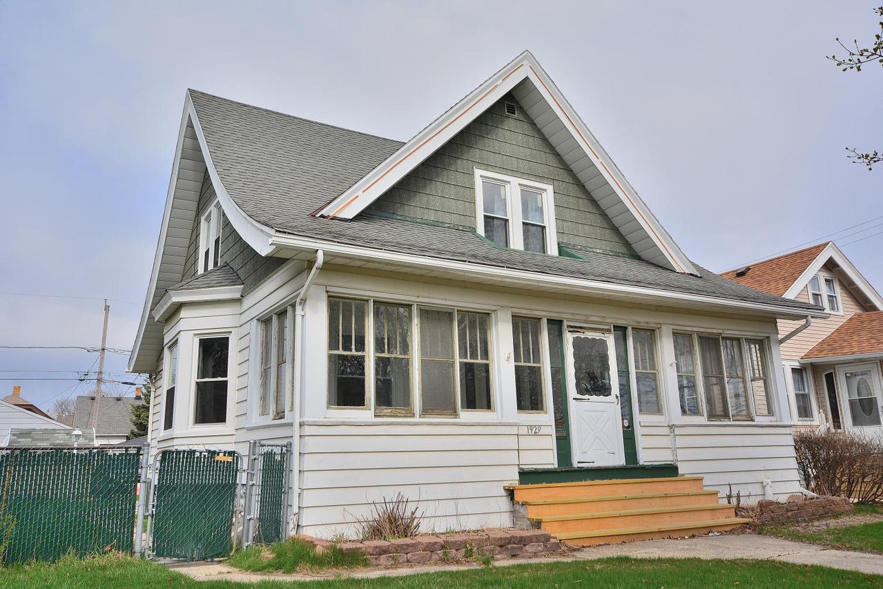 1929 S 55th St, West Allis, WI 53219