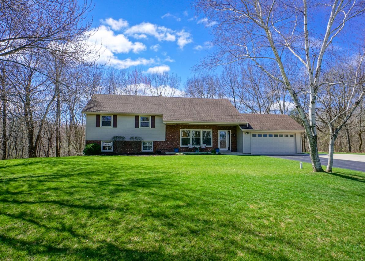 N73W26657 Thousand Oaks Dr, Lisbon, WI 53089