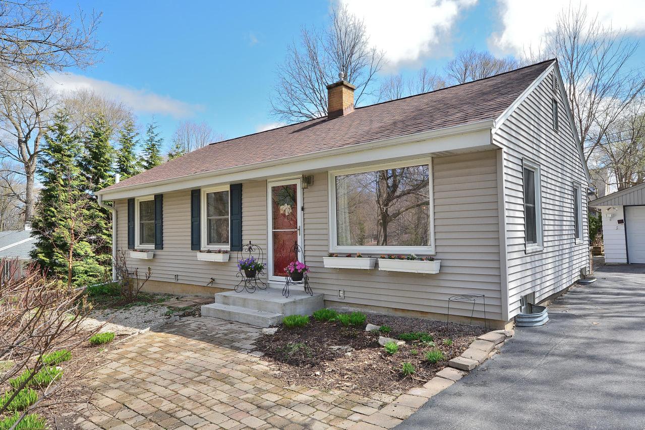 820 Lois Ave, Brookfield, WI 53045