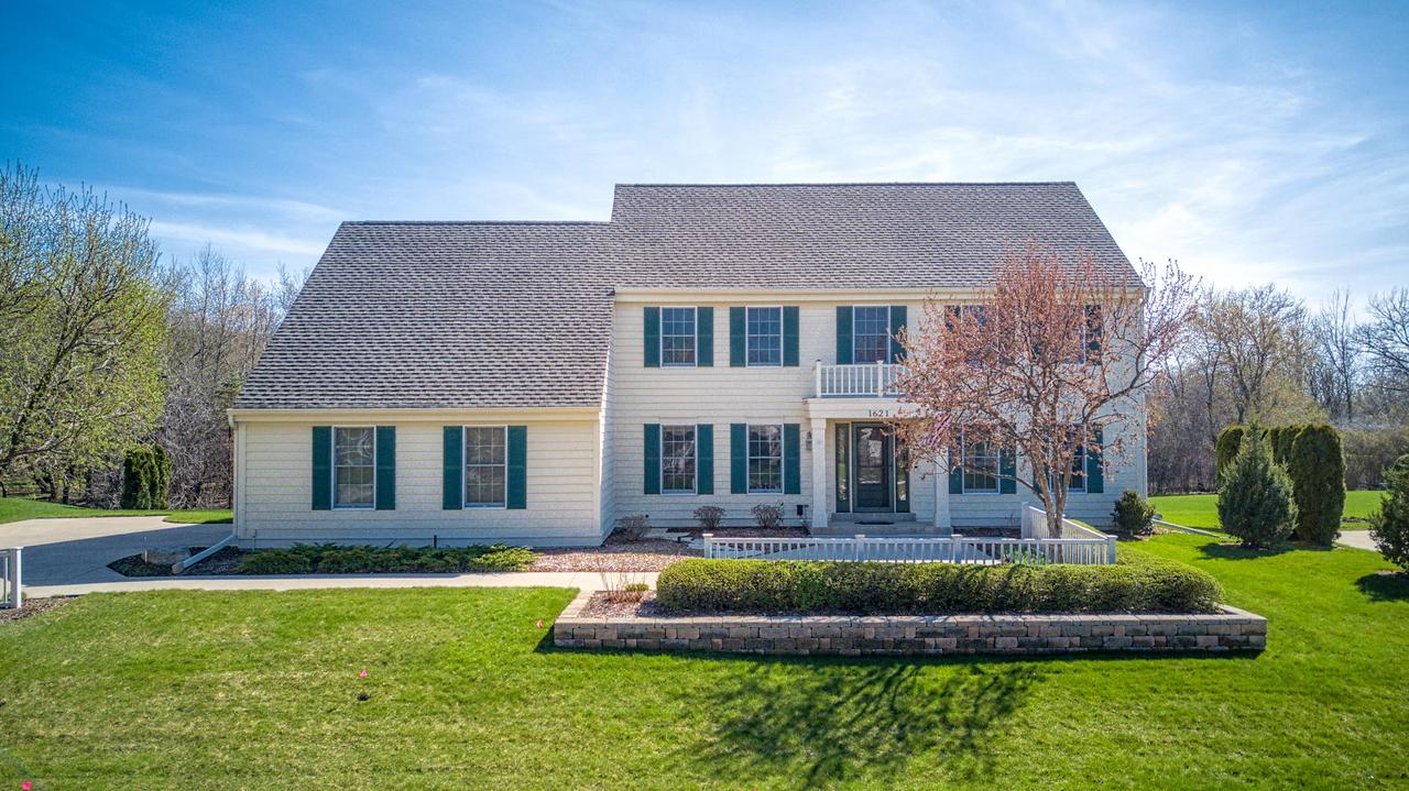 1621 Legend Hill, Waukesha, WI 53189