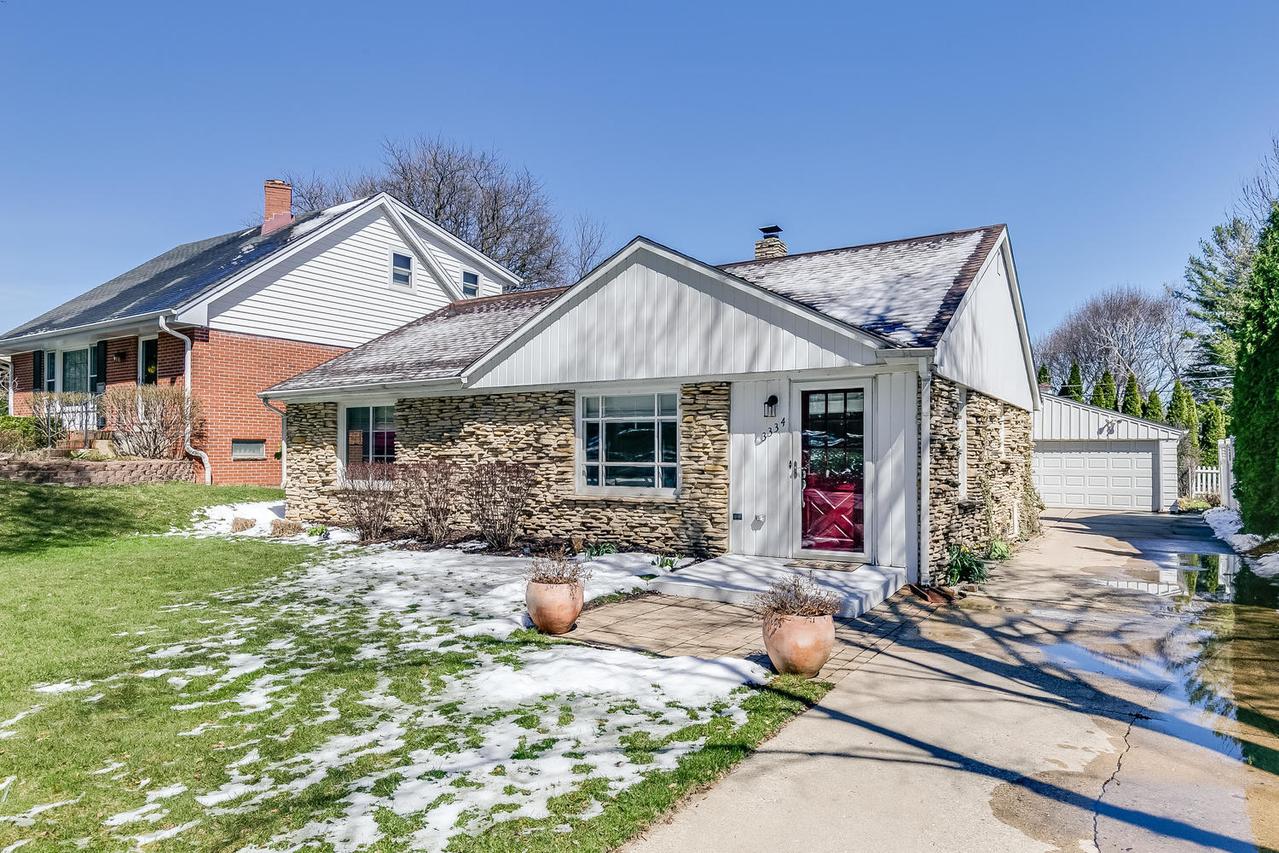 3334 N Knoll Blvd., Wauwatosa, WI 53222