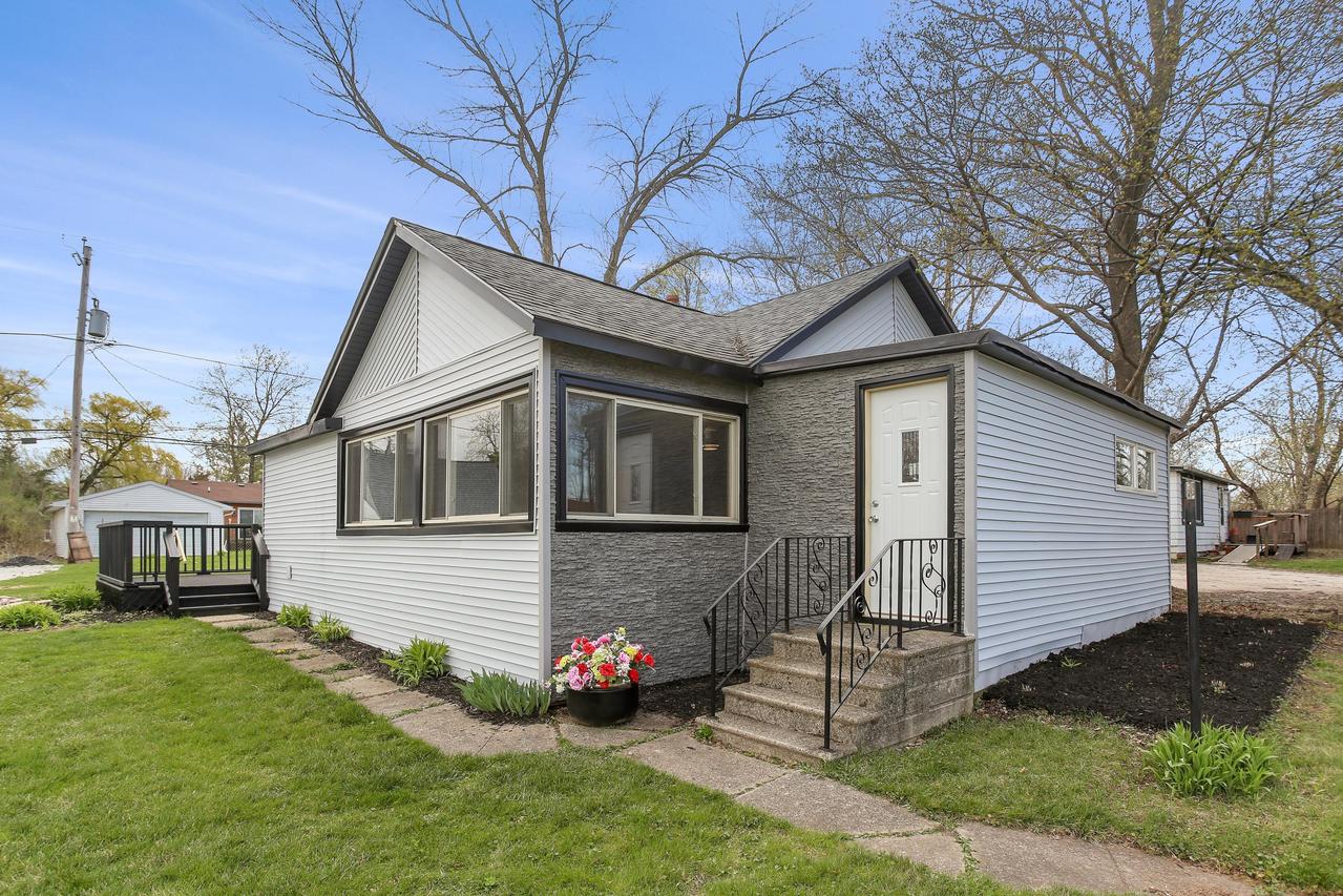 2710 Lakeshore Dr, Dover, WI 53139