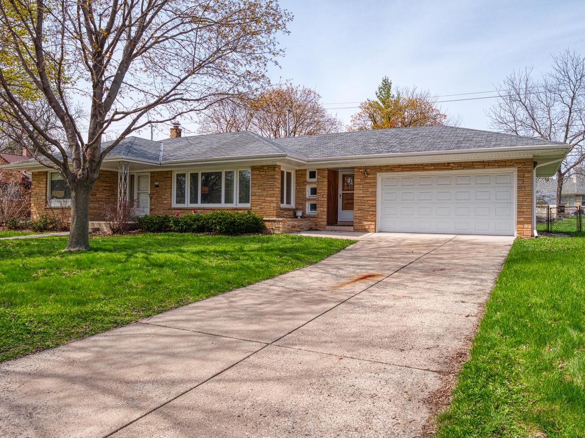 5526 W Rita Dr, West Allis, WI 53219