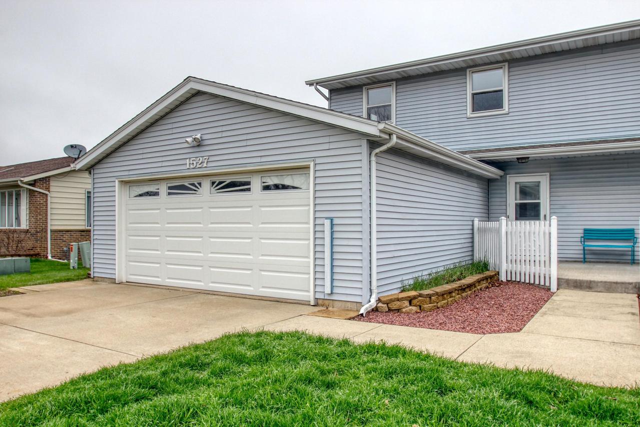 1527 Vogt Dr, West Bend, WI 53095