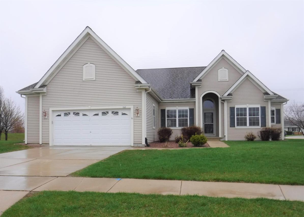743 Creekwood Ln, West Bend, WI 53095