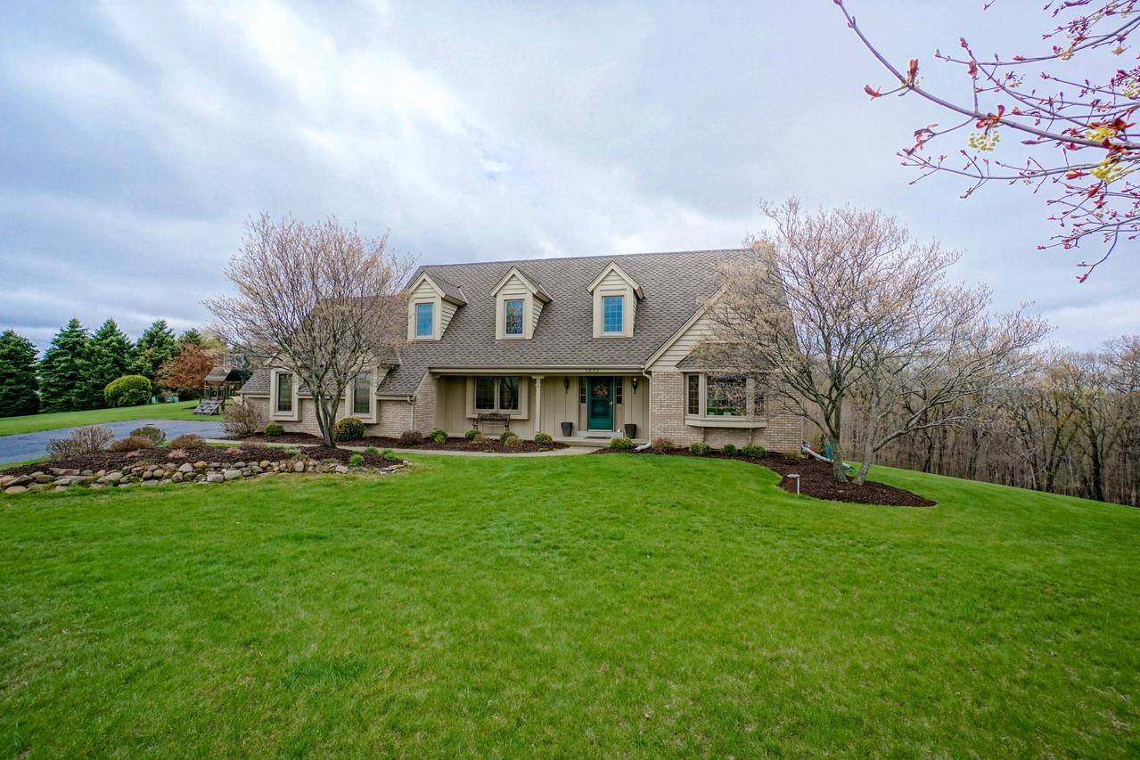 W241S5935 Autumn Haze Ct, Waukesha, WI 53189