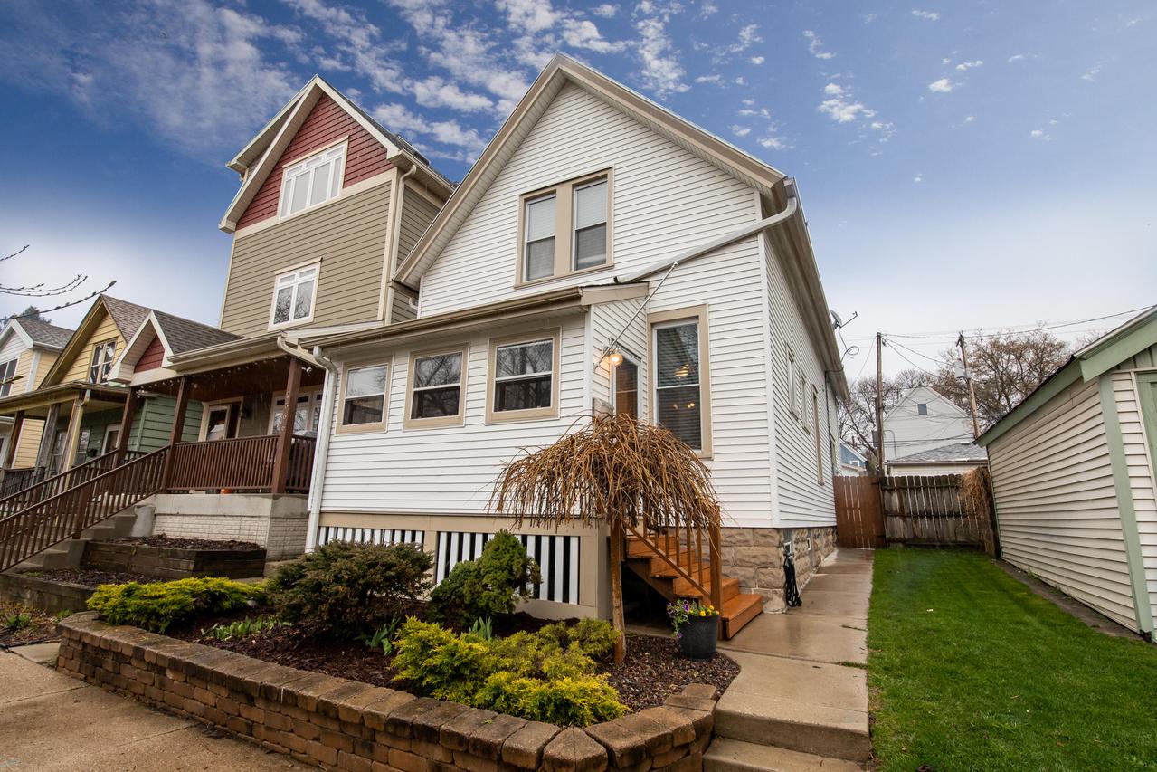 2564 N Newhall St, Milwaukee, WI 53211