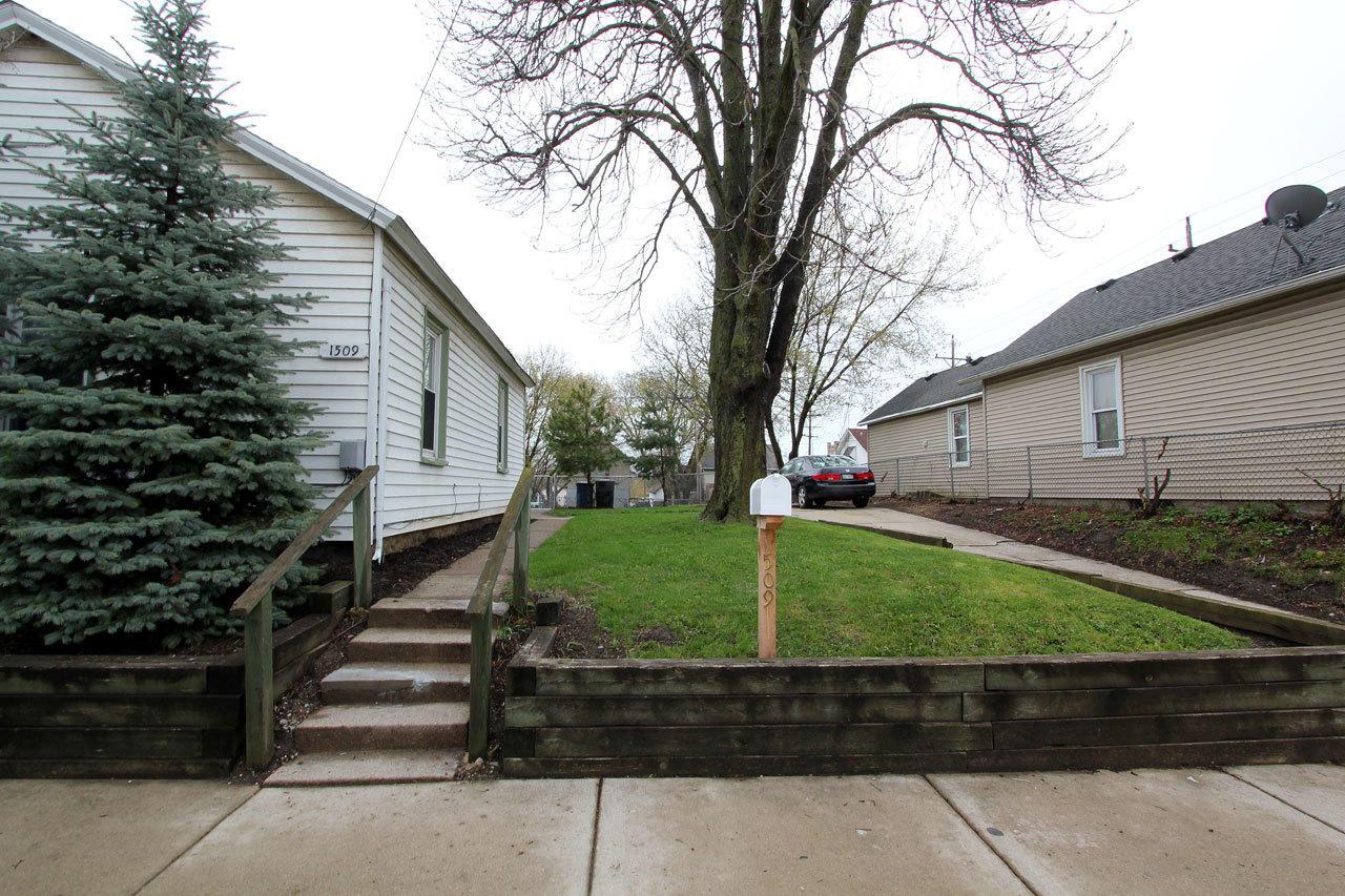 1509 Dr Martin Luther King Dr, Racine, WI 53404