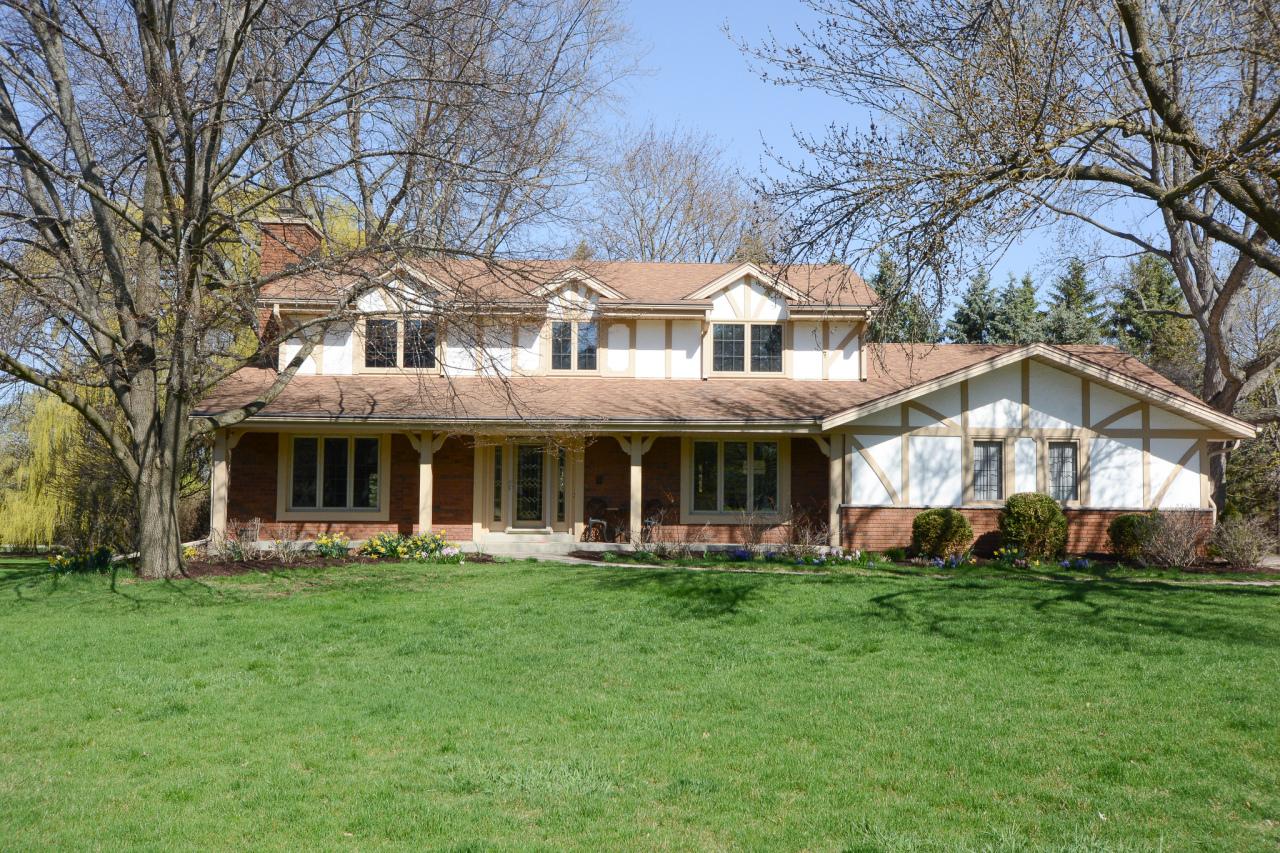 2265 La Fontaine Ct, Brookfield, WI 53045