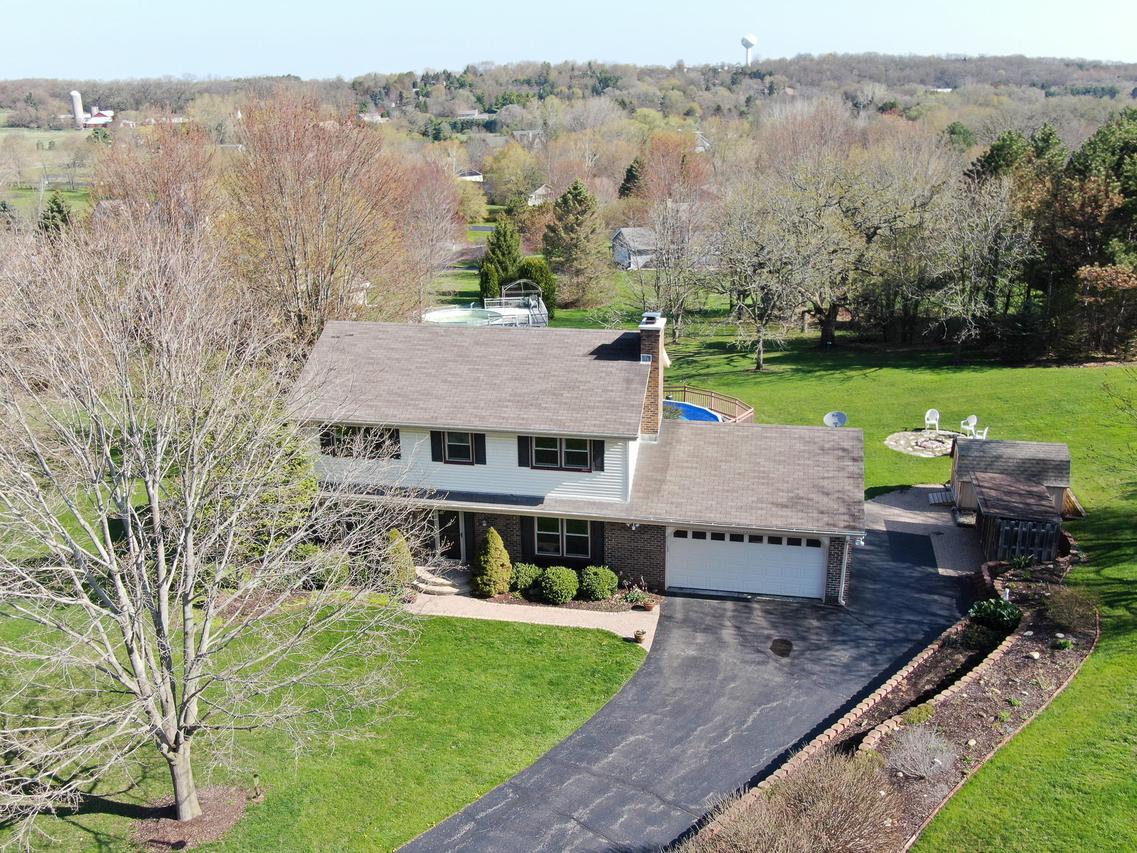 S70W32886 White Oak Pl., Mukwonago, WI 53149