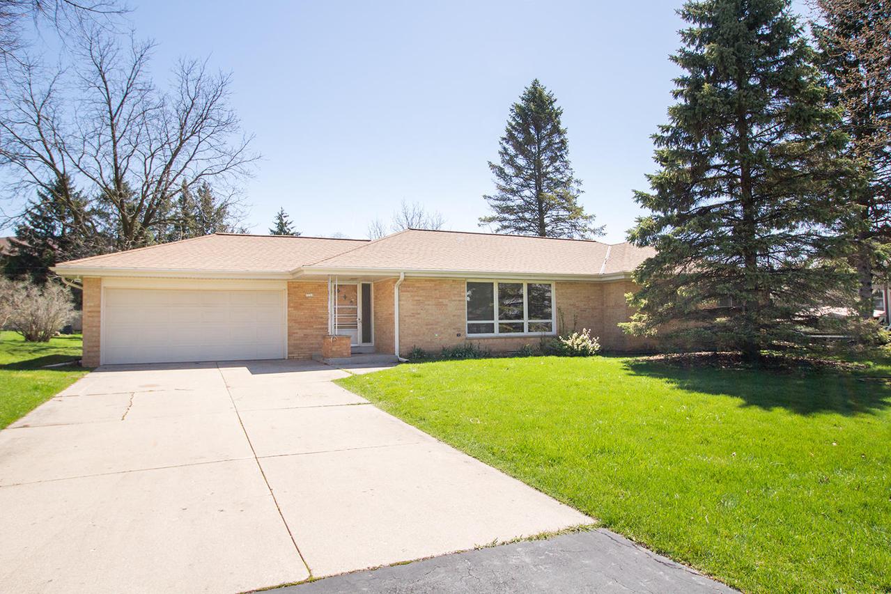 7710 N Chadwick Rd, Glendale, WI 53217