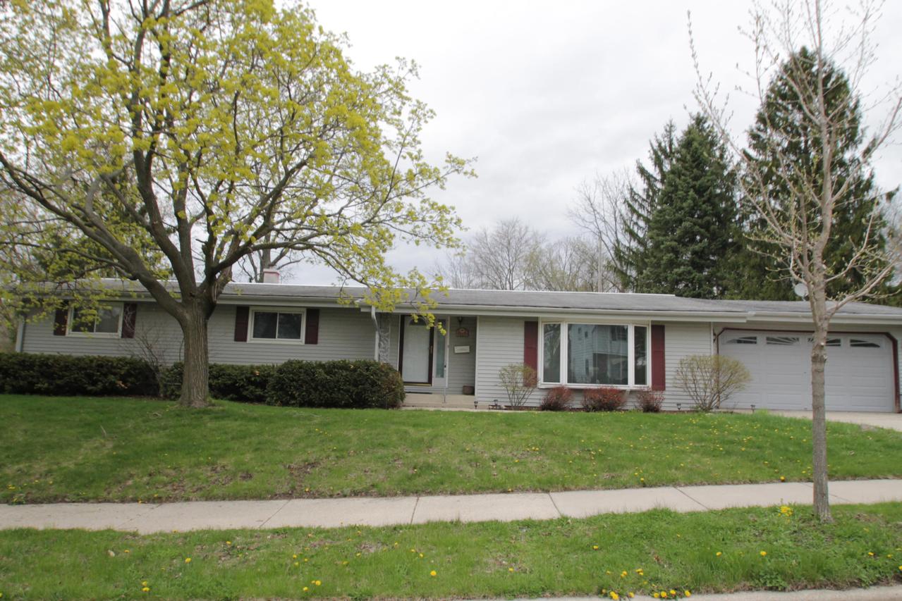 1570 Dover Dr., Waukesha, WI 53186