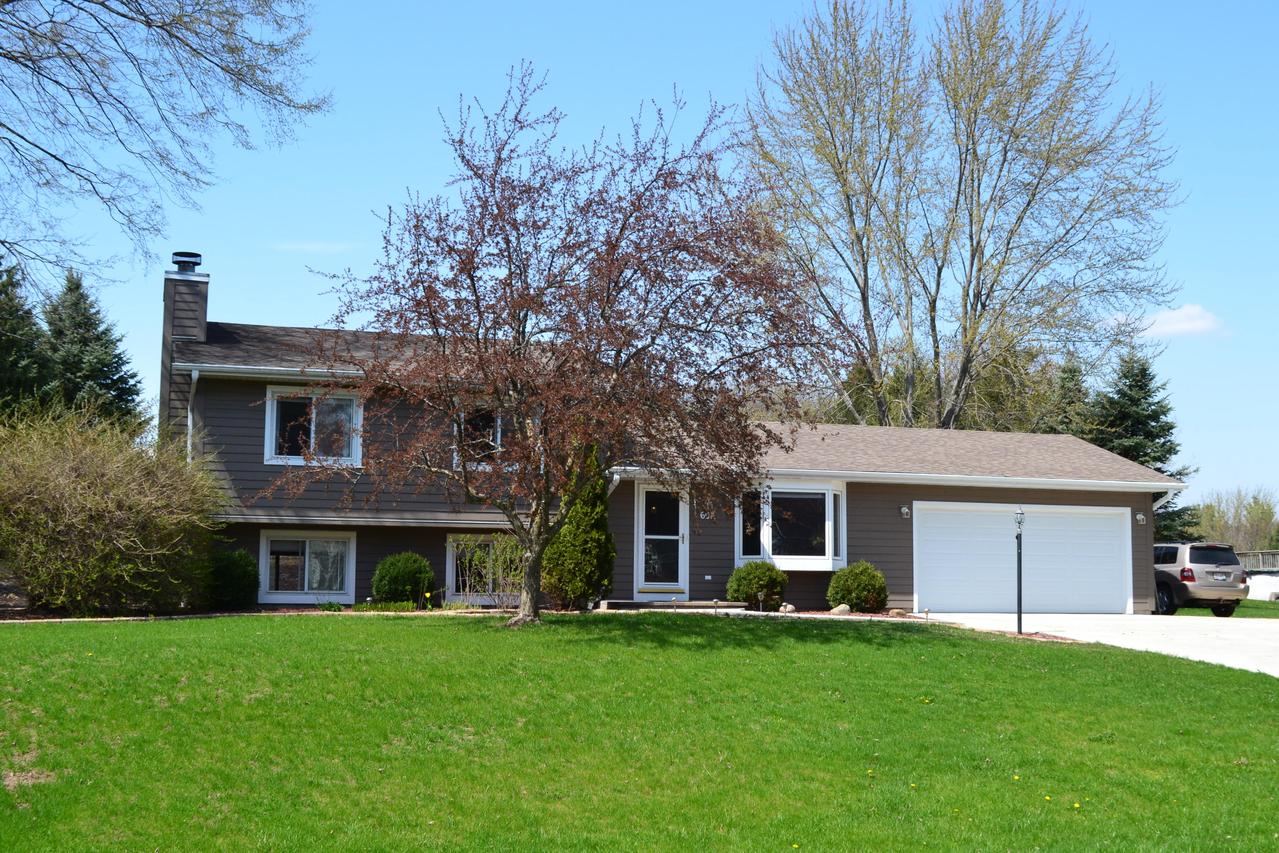 607 Prairie View, North Prairie, WI 53153