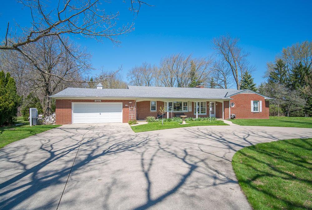 3775 S Sunny View Dr., New Berlin, WI 53151