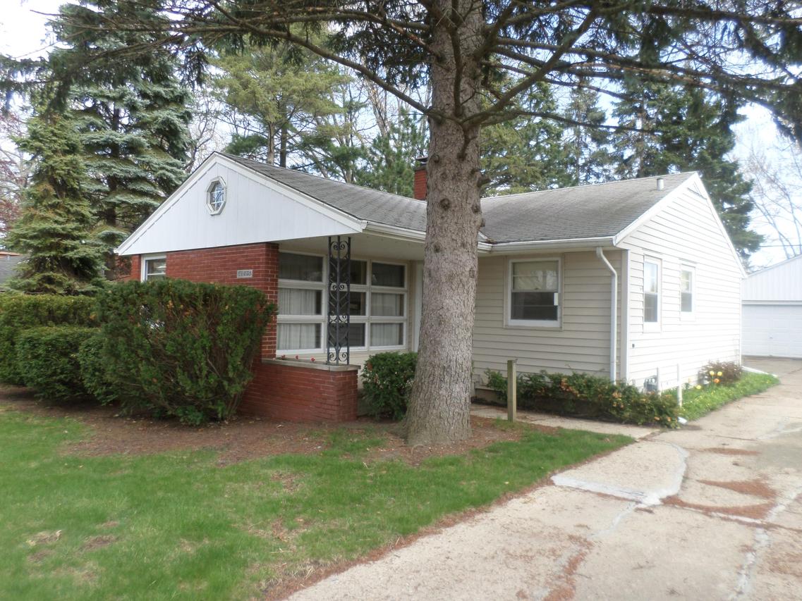 4725 Harding Rd, Kenosha, WI 53142