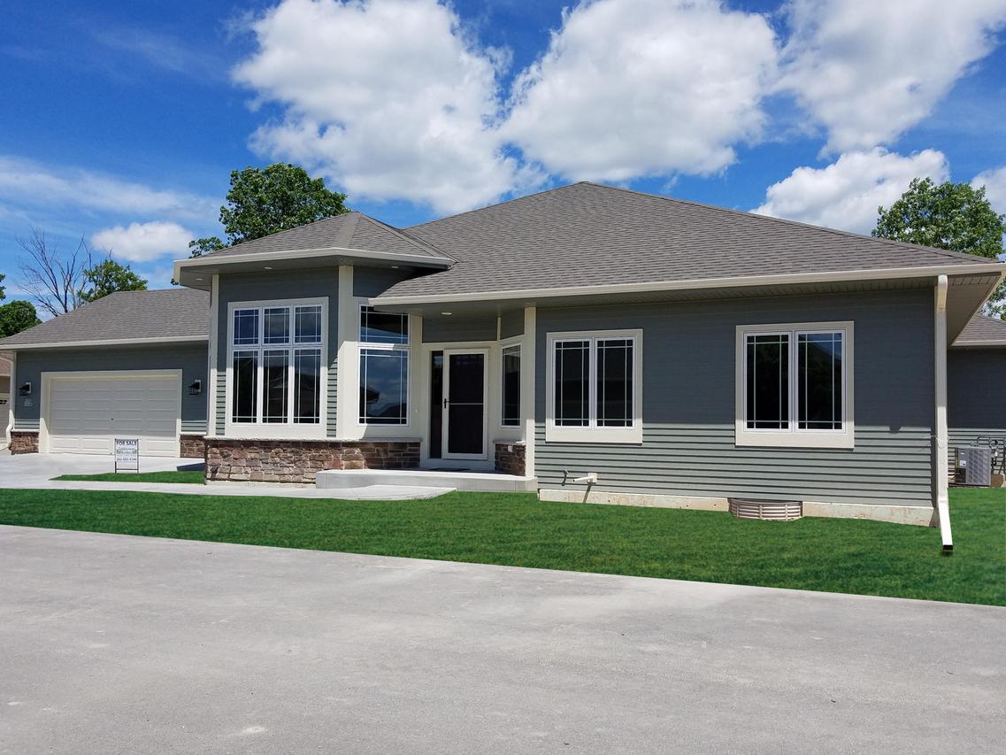 W206N16260 Melroy Pl, Jackson, WI 53037