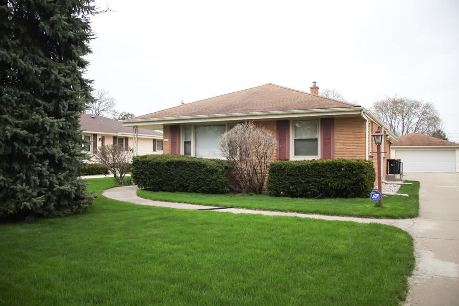 4652 N 101st St., Wauwatosa, WI 53225
