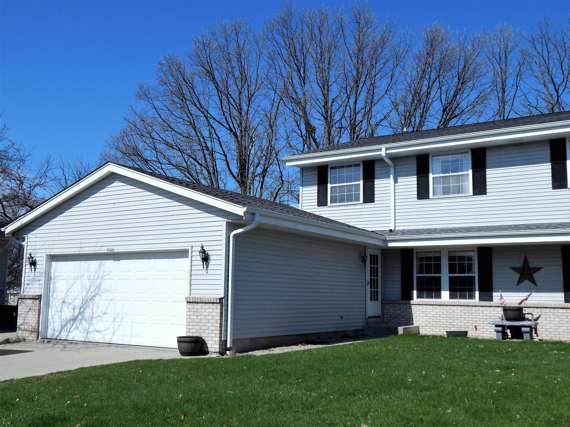 1342 Sunnydale Cir, West Bend, WI 53090