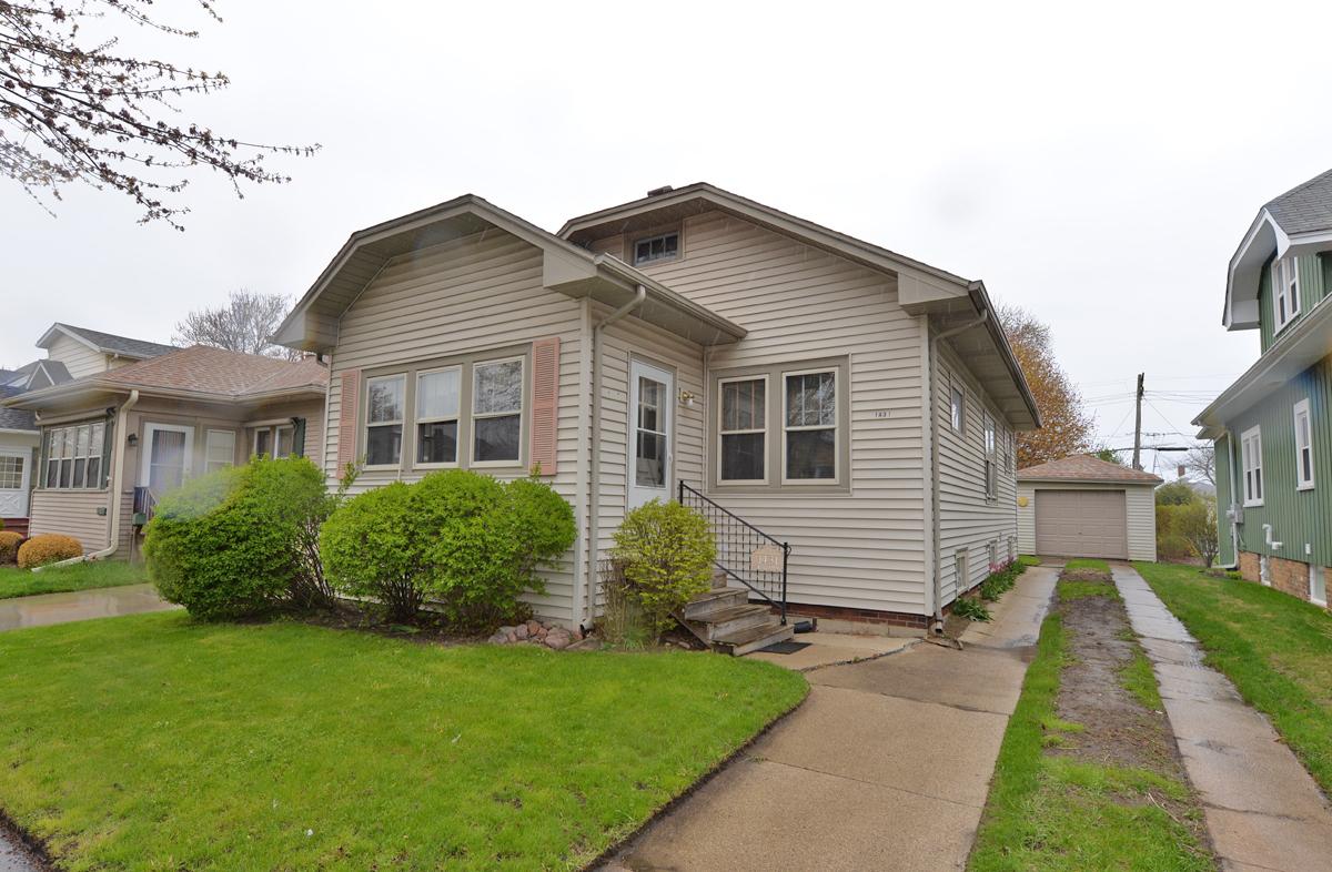 1431 West Lawn Ave, Racine, WI 53405