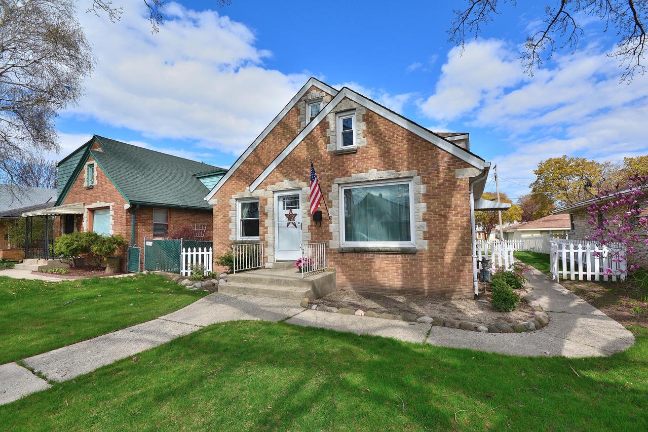 4708 N 90th St, Milwaukee, WI 53225