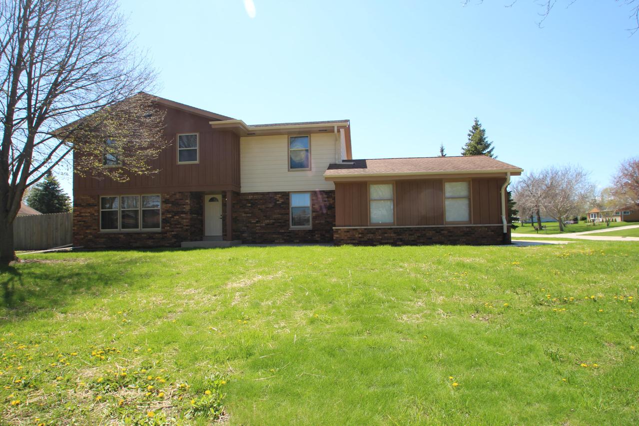 3265 W Southwood Dr, Franklin, WI 53132
