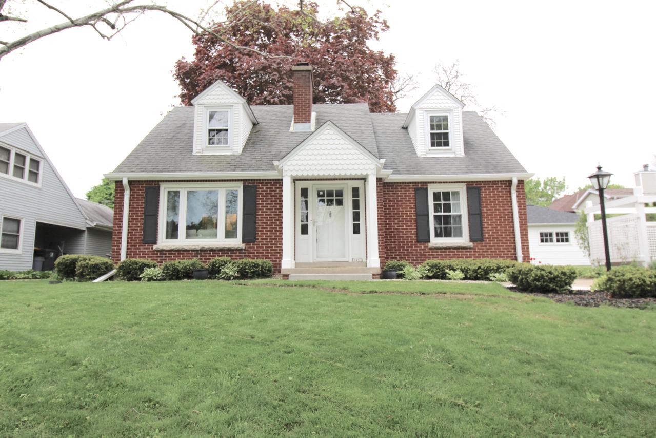 2461 N 94th St, Wauwatosa, WI 53226