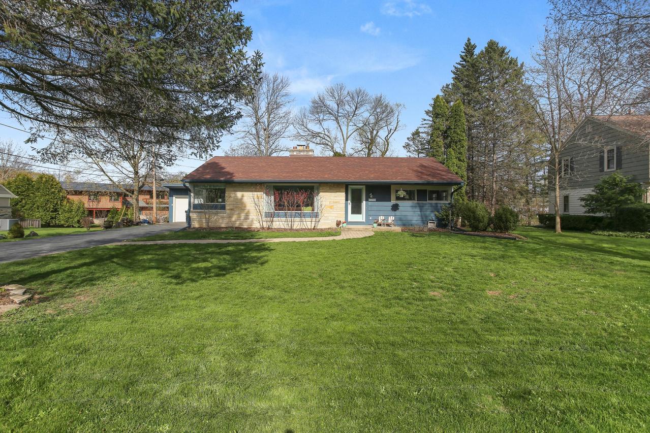 9076 N Meadowlark Ln, Bayside, WI 53217