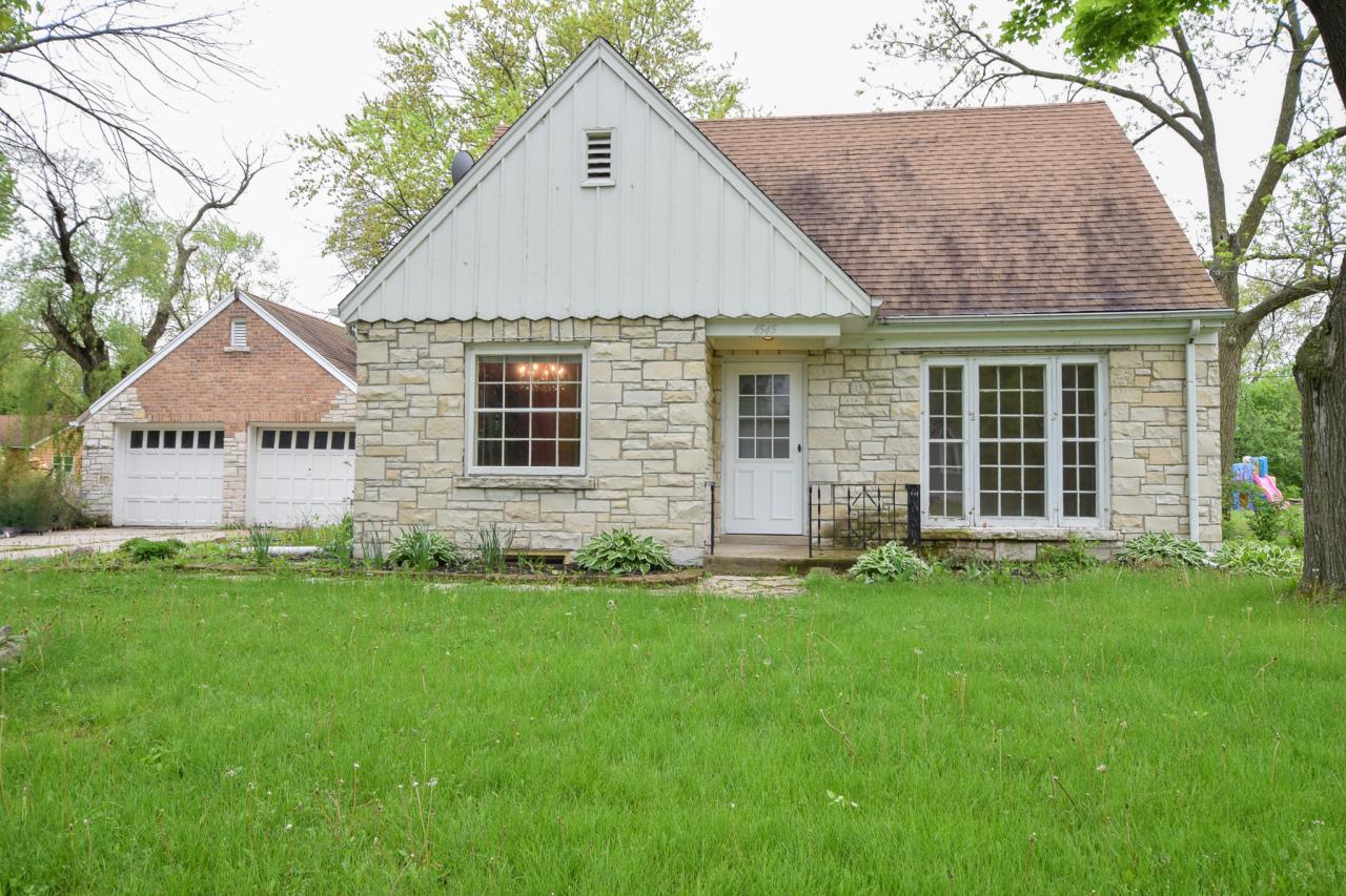 4545 N 106th St, Wauwatosa, WI 53225