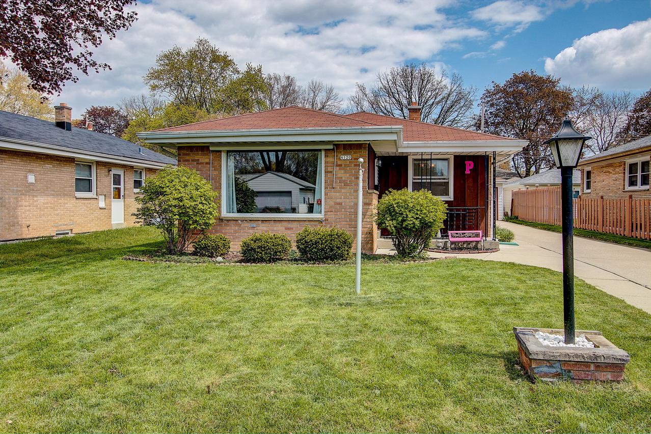 4120 N 97th St, Wauwatosa, WI 53222