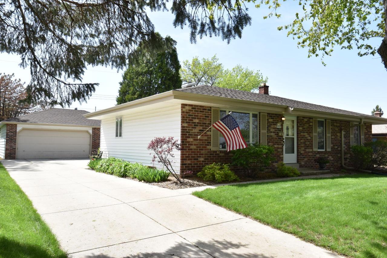 W146N8303 Schlafer Dr, Menomonee Falls, WI 53051