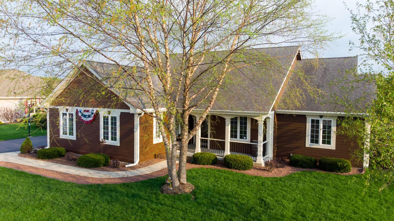 607 N Buth Rd, Dousman, WI 53118
