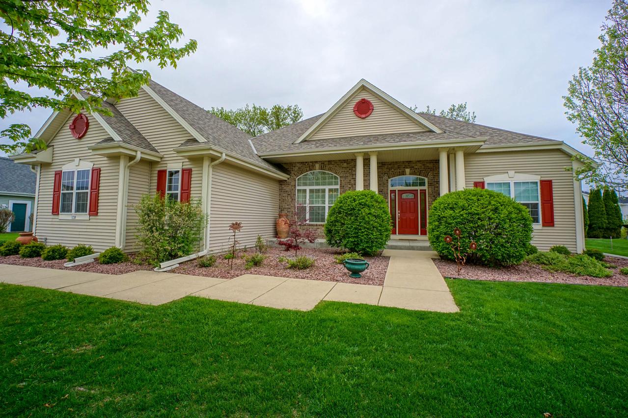 276 Ridgeway Path, Oconomowoc, WI 53066