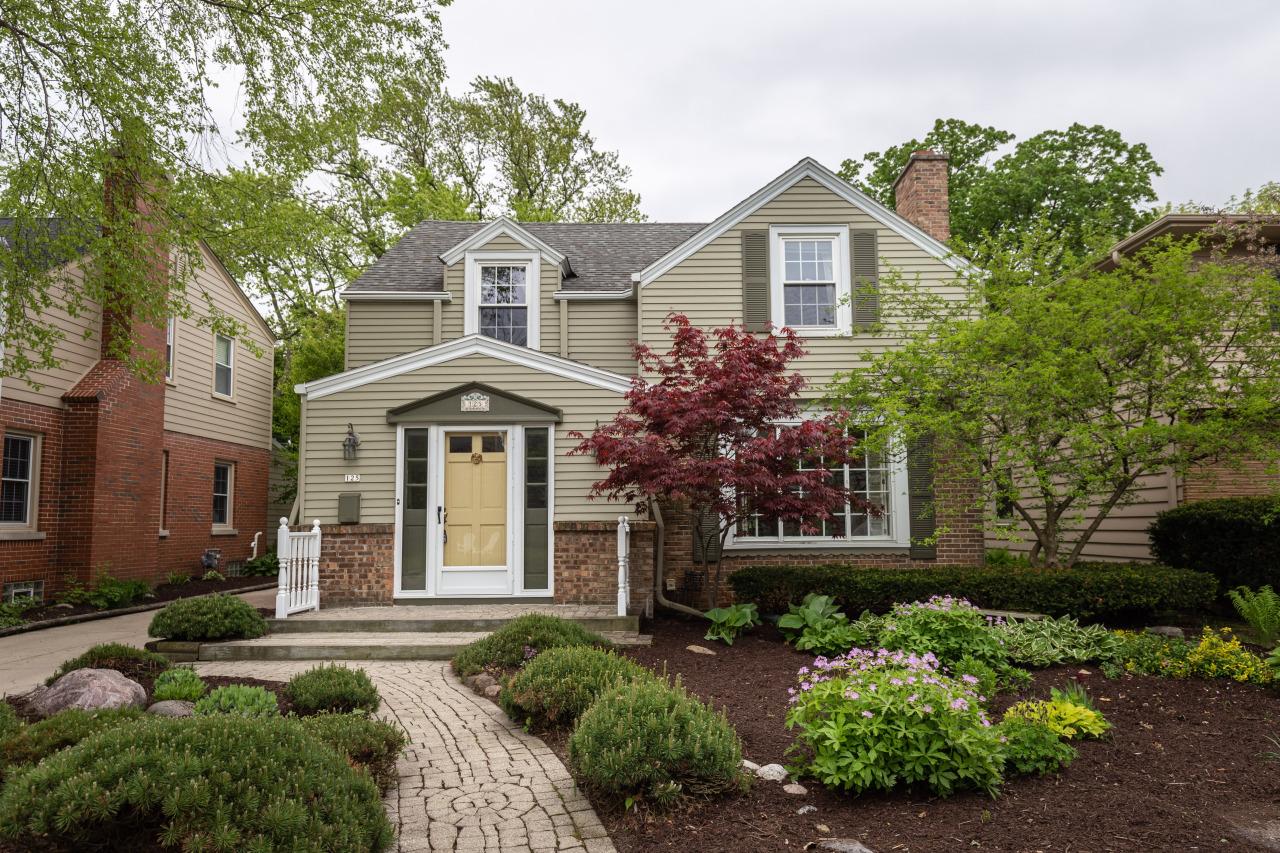 125 W Belle Ave, Whitefish Bay, WI 53217