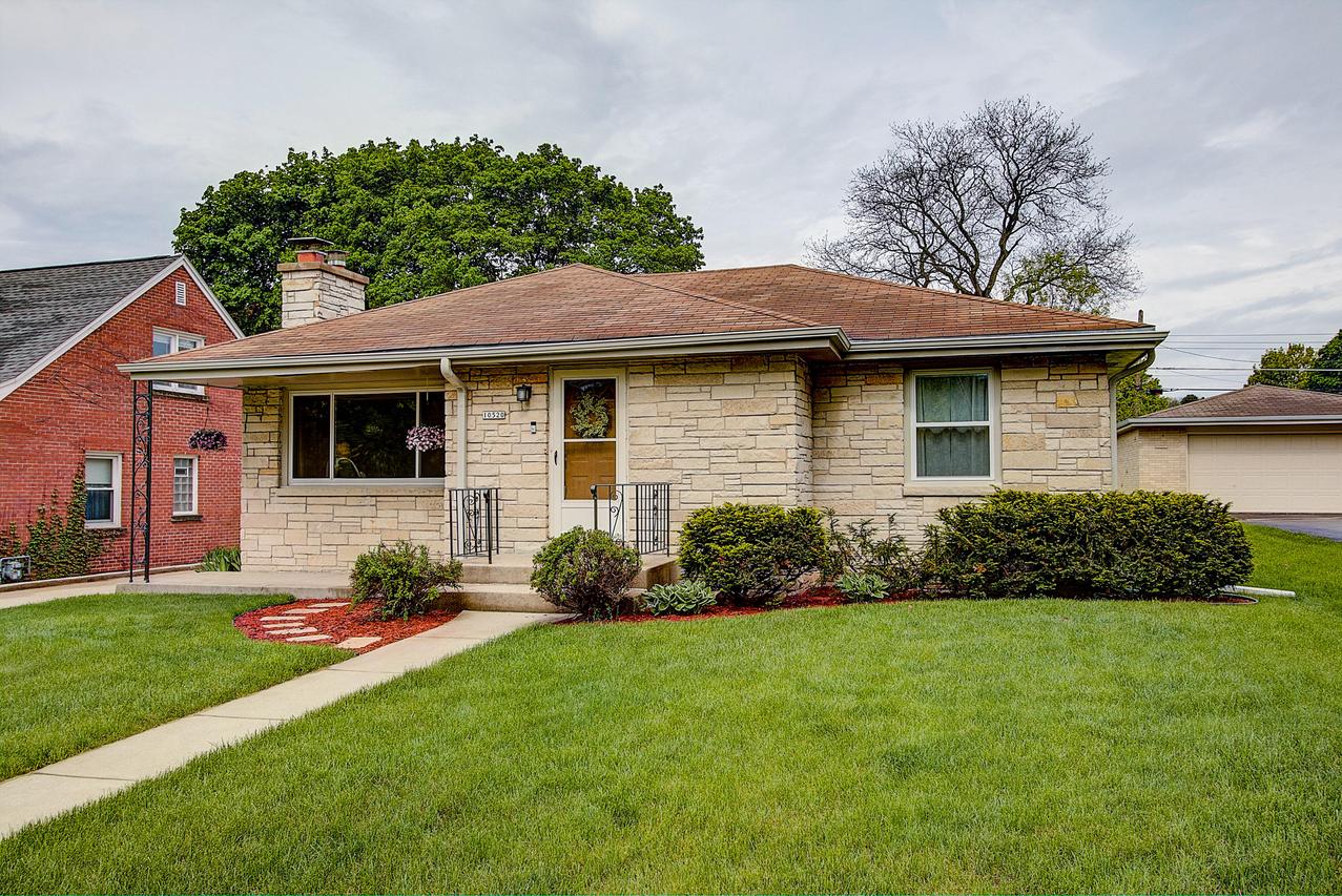 10520 W Stewart Ave, Wauwatosa, WI 53222