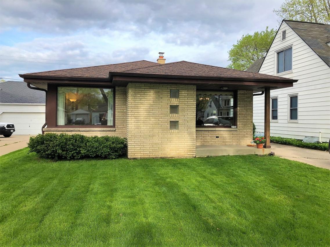 2754 S 69th St, Milwaukee, WI 53219