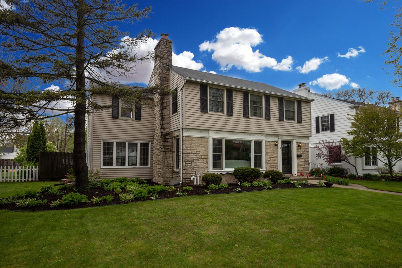 5251 N Santa Monica Blvd, Whitefish Bay, WI 53217