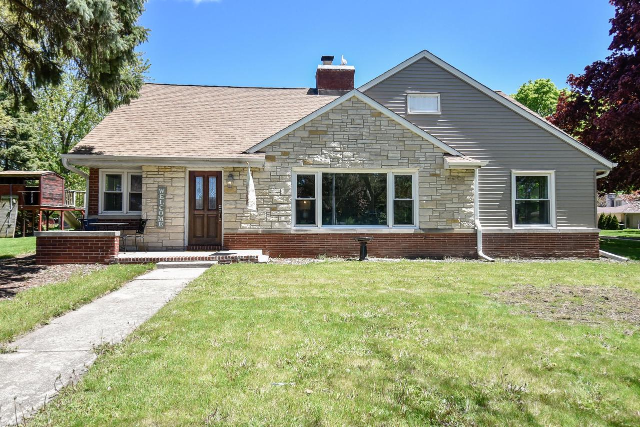 3912 N 102nd St, Wauwatosa, WI 53222