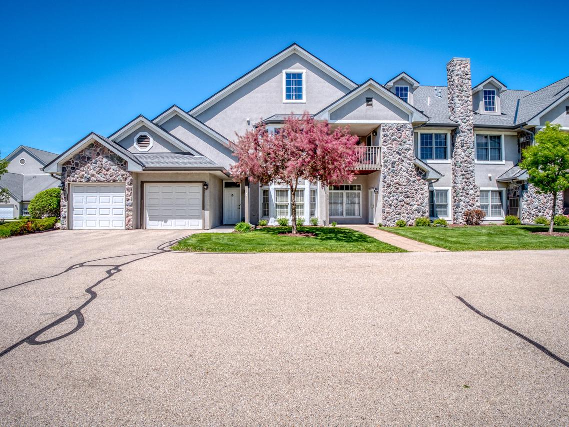 N30W23013 Pineview Cir #6, Pewaukee, WI 53072